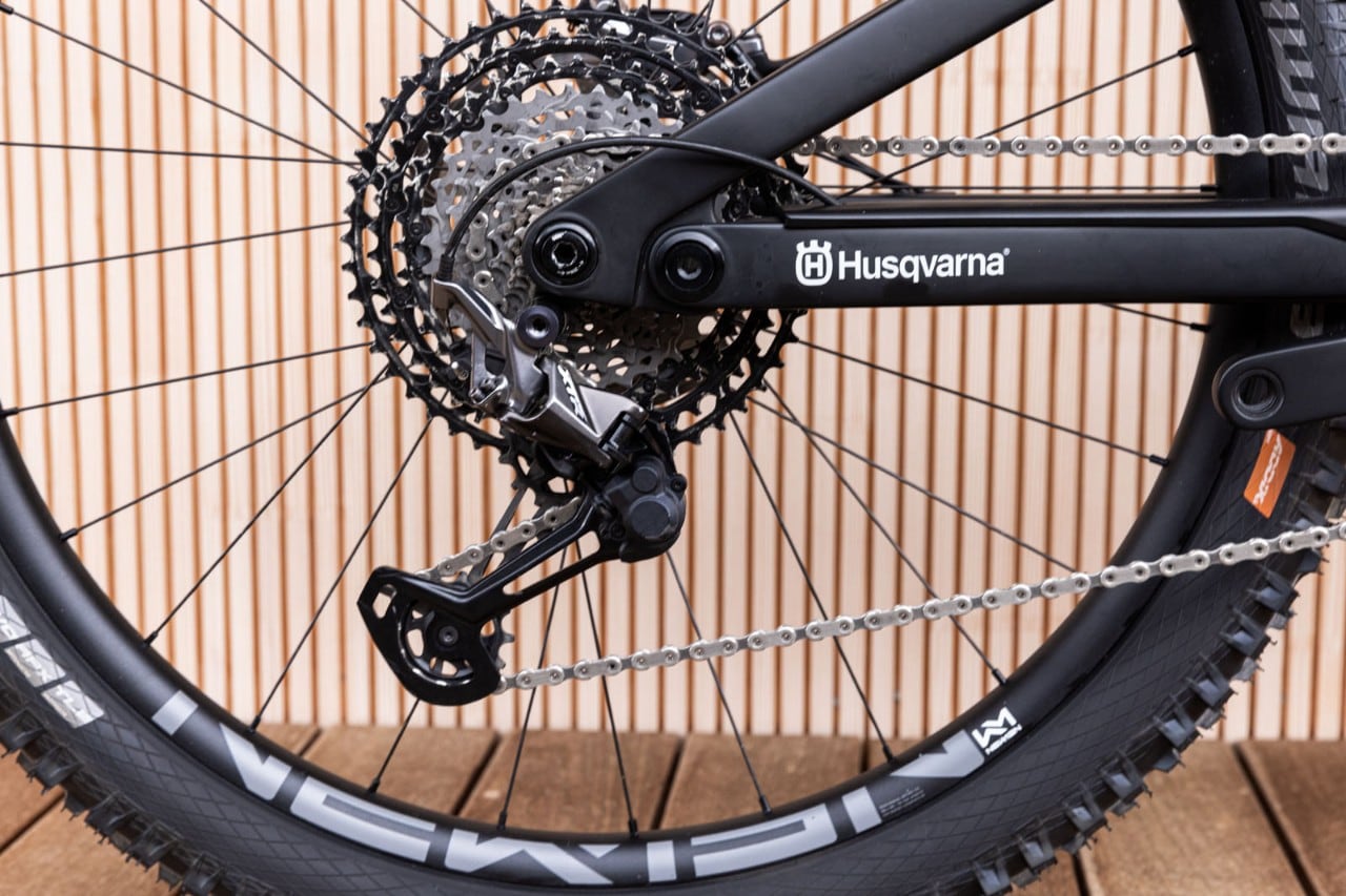 Husqvarna Mountain Cross: la nuova e-bike in carbonio dallo stile inconfondibile